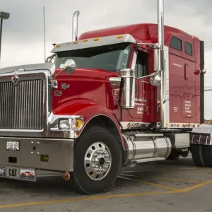 Un águila roja internacional de 6x4 en una estación de servicio en Owen Sound, Ontario, Canadá. Un águila roja internacional de 6x4 en una estación de servicio en Owen Sound, Ontario, Canadá.