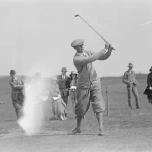 Championnat de golf amateur à Deal, Kent. R H Wethered en train de frapper depuis le premier green. Championnat de golf amateur à Deal, Kent. R H Wethered en train de frapper depuis le premier green.