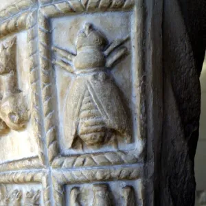 ANIMALES - Las abejas en la vestimenta sagrada de Diana de Éfeso se relacionan con el alma humana.
