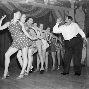 The Big Apple makes it debut with Billy Bennett. The Big Apple, latest dance craze of America The Big Apple makes it debut with Billy Bennett. The Big Apple, latest dance craze of America