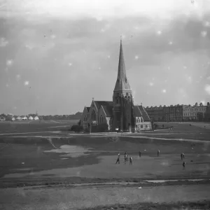 Blackheath, Londres, montrant la Heath et l'église Sainte-Saints avec un match de cricket. Blackheath, Londres, montrant la Heath et l'église Sainte-Saints avec un match de cricket.