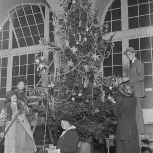 Buckingham Palace Christmas tree for wounded men On left is Miss Marta Cunningham Buckingham Palace Christmas tree for wounded men On left is Miss Marta Cunningham