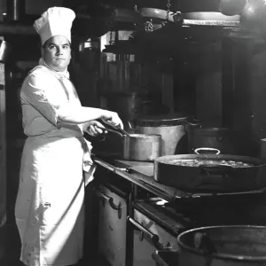 Un chef en train de travailler dans une cuisine de Londres. 1947 Un chef en train de travailler dans une cuisine de Londres. 1947