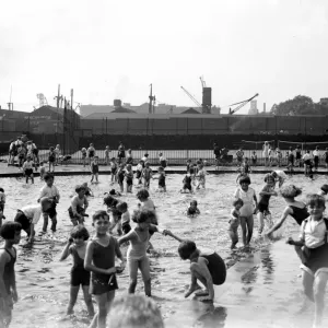 Print of children bathing in Wapping Park, London, 1933