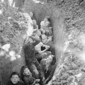 I bambini dei raccoglitori di luppolo si rifugiano per assistere alla Battaglia d'Inghilterra. Agosto 1940 I bambini dei raccoglitori di luppolo si rifugiano per assistere alla Battaglia d'Inghilterra. Agosto 1940