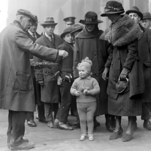 Christmas, 1920. Hawkers in Holborn Christmas, 1920. Hawkers in Holborn