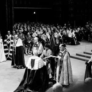 Coronation Day - The Queen receives the spurs in the solemn cermony. The Lord Great Coronation Day - The Queen receives the spurs in the solemn cermony. The Lord Great