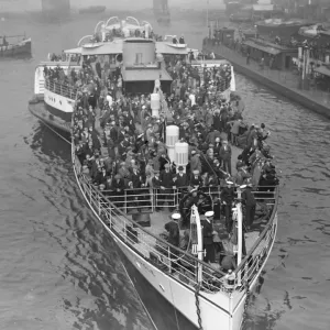 The Crested Eagle leaving London Bridge for Margate 22 May 1926 The Crested Eagle leaving London Bridge for Margate 22 May 1926