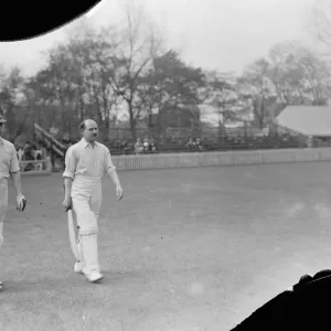 Le cricket à Cardiff, Surrey contre Glamorgan Tom Whittington ( gauche ) et Norman. Le cricket à Cardiff, Surrey contre Glamorgan Tom Whittington ( gauche ) et Norman.