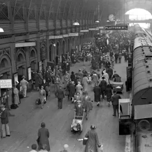 Crowded platforms at Paddington Station - 31 July 1931 ? TopFoto Crowded platforms at Paddington Station - 31 July 1931 ? TopFoto