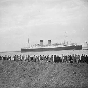 Crowds gather on the bank of the Thames estuary at Long Reach in Dartford, Kent