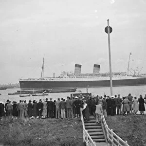 Crowds gather on the bank of the Thames estuary at Long Reach in Dartford, Kent