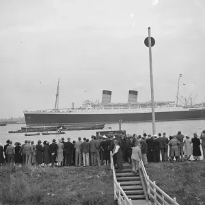 Crowds gather on the bank of the Thames estuary at Long Reach in Dartford, Kent Crowds gather on the bank of the Thames estuary at Long Reach in Dartford, Kent