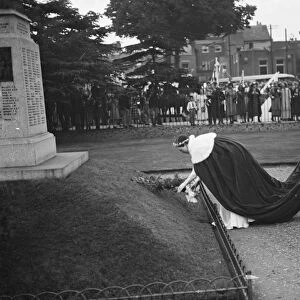 The Dartford Carnival. The Dartford queen laying a wreath at the memorial