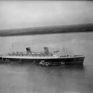 Further efforts by tugs to get the Queen Elizabeth away from the Brambles shingle Further efforts by tugs to get the Queen Elizabeth away from the Brambles shingle