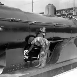 Engine oiling at Waterloo ? TopFoto Engine oiling at Waterloo ? TopFoto