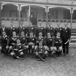 L'Angleterre contre le pays de Galles en match de rugby à Cardiff. L'équipe galloise. La ligne arrière gauche à droite. L'Angleterre contre le pays de Galles en match de rugby à Cardiff. L'équipe galloise. La ligne arrière gauche à droite.