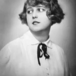 Niente inglese in lei se non l'aspetto. La signorina Gregoritz, che ha raggiunto. Niente inglese in lei se non l'aspetto. La signorina Gregoritz, che ha raggiunto.