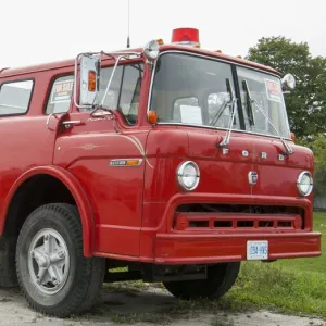 Ford 900 rigid fire truck, for sale, at the side of the highway between Collingwood