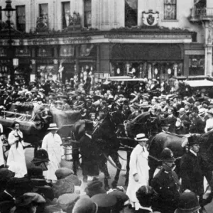 Funeral of Emily Wilding Davison, the cortege crossing Picadilly Circus
