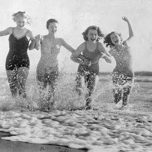 They got a kick out of the sea. Photo shows: Four of Hollywoods film actresses They got a kick out of the sea. Photo shows: Four of Hollywoods film actresses