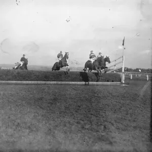 La course Grand National à Liverpool Sautant l'échappée d'eau 19 mars 1921. La course Grand National à Liverpool Sautant l'échappée d'eau 19 mars 1921.