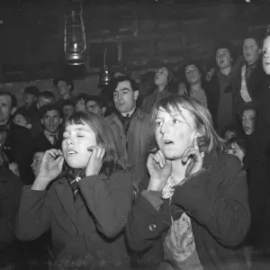 Gypsy childrens Sunday school in the cow shed in St Mary Cray ). Singing hymns Gypsy childrens Sunday school in the cow shed in St Mary Cray ). Singing hymns