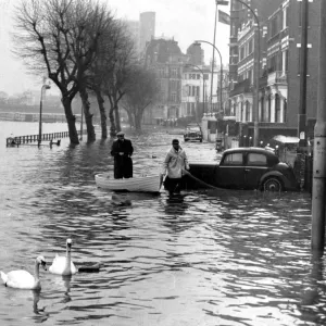 High Water at Putney Floods on the towpath the scene at Putney as boatmen wade