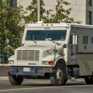 Un vehículo de seguridad blindado pequeño con 4 ruedas, furgoneta en forma de caja, en el centro de Toronto. Un vehículo de seguridad blindado pequeño con 4 ruedas, furgoneta en forma de caja, en el centro de Toronto.
