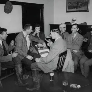 Le club de course John Jones se réunit au pub Star pour boire de la bière et prendre des rafraîchissements. Le club de course John Jones se réunit au pub Star pour boire de la bière et prendre des rafraîchissements.