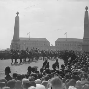 King opens new Lambeth Bridge over River Thames