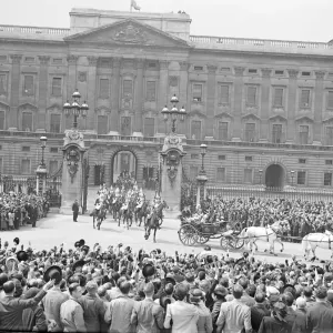The King and Queen leave for Canada. A general view showing the King and Queen The King and Queen leave for Canada. A general view showing the King and Queen
