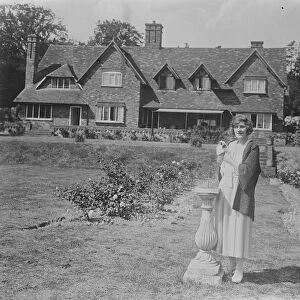The Lady of the Rose ( Miss Phyllis Dare ) at home. Phyllis Dare in the garden