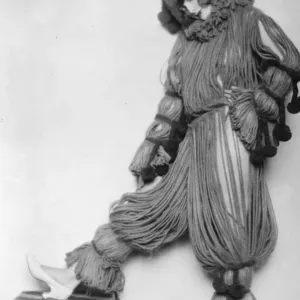 L'ultima moda per il costume da carnevale. La signorina Betty Brook, una ragazza inglese che sta recitando in L'ultima moda per il costume da carnevale. La signorina Betty Brook, una ragazza inglese che sta recitando in