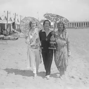 En el Lido, Miss Dora Kaiser Rosenauer, Miss Margaret Wolfe, Sra. Max Bernheim 1927 En el Lido, Miss Dora Kaiser Rosenauer, Miss Margaret Wolfe, Sra. Max Bernheim 1927