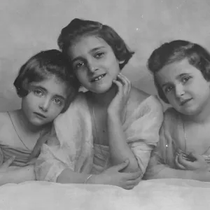 Little Song Brids for the Ex Kaiser Wedding The three sisters De Vries, nieces Little Song Brids for the Ex Kaiser Wedding The three sisters De Vries, nieces