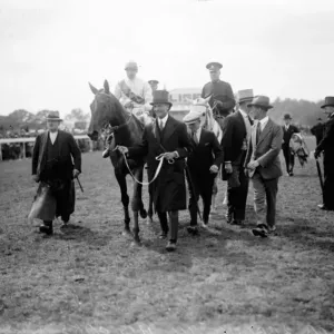 Le cheval de Lord Astor remporte les Oaks. Le leader dans le vainqueur. 7 juin 1929 Le cheval de Lord Astor remporte les Oaks. Le leader dans le vainqueur. 7 juin 1929