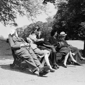 Lovers in Hyde Park - kissing like valentines day May 1947 love couple romance romantic Lovers in Hyde Park - kissing like valentines day May 1947 love couple romance romantic