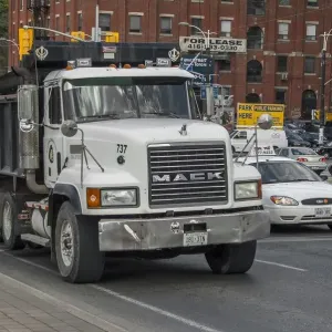Camión de volteo rígido con 8 ruedas en el tráfico del centro de Toronto. Camión de volteo rígido con 8 ruedas en el tráfico del centro de Toronto.