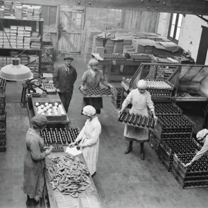 Fabrication de boules en liège à Chingford Vue générale de la maison 28 novembre 1922. Fabrication de boules en liège à Chingford Vue générale de la maison 28 novembre 1922.