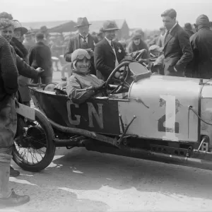 La réunion de course automobile des membres à Brooklands. Mme Frazer Nash en course de moto pour dames à Brooklands. La réunion de course automobile des membres à Brooklands. Mme Frazer Nash en course de moto pour dames à Brooklands.