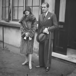 Señorita Gladys Yule, hija de Sir David y la señora Yule, fotografiada en casa en Señorita Gladys Yule, hija de Sir David y la señora Yule, fotografiada en casa en