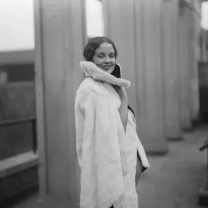 Señorita Peggy Lamont, la chica más hermosa de Inglaterra, en el último capote de armiño. Señorita Peggy Lamont, la chica más hermosa de Inglaterra, en el último capote de armiño.