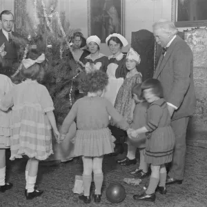 Mr David Lloyd George with children 1921 Mr David Lloyd George with children 1921