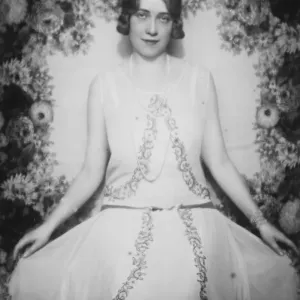 Nipote della Segretaria di Stato tedesca che fa il suo debutto nei film. Miss Erica. Nipote della Segretaria di Stato tedesca che fa il suo debutto nei film. Miss Erica.