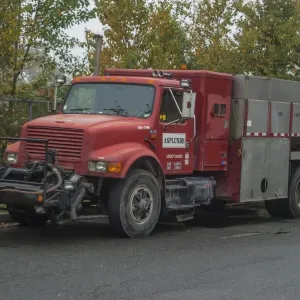 Un camión de cuatro ruedas rígido internacional antiguo en uso con el servicio de protección contra incendios. Un camión de cuatro ruedas rígido internacional antiguo en uso con el servicio de protección contra incendios.