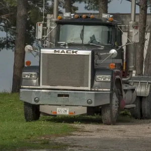 Camión tractor articulado 4x4 antiguo de semi estacionado en la Isla Manitoulin, Ontario. Camión tractor articulado 4x4 antiguo de semi estacionado en la Isla Manitoulin, Ontario.