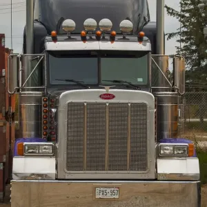 Unidad de tractor semirremolque Peterbilt 6x4 estacionada en su depósito central. Unidad de tractor semirremolque Peterbilt 6x4 estacionada en su depósito central.