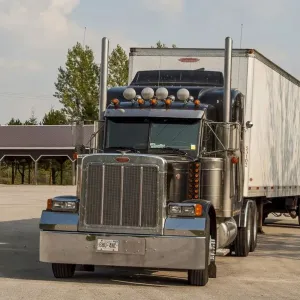 Unidad tractor de semi Peterbilt 6x4 con un remolque de caja en eje doble en las Montañas Azules. Unidad tractor de semi Peterbilt 6x4 con un remolque de caja en eje doble en las Montañas Azules.