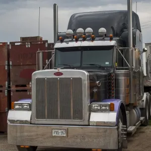 Retrato de una unidad tractor semi Peterbilt 6x4. Nota; Mira esas tuercas del eje. Retrato de una unidad tractor semi Peterbilt 6x4. Nota; Mira esas tuercas del eje.